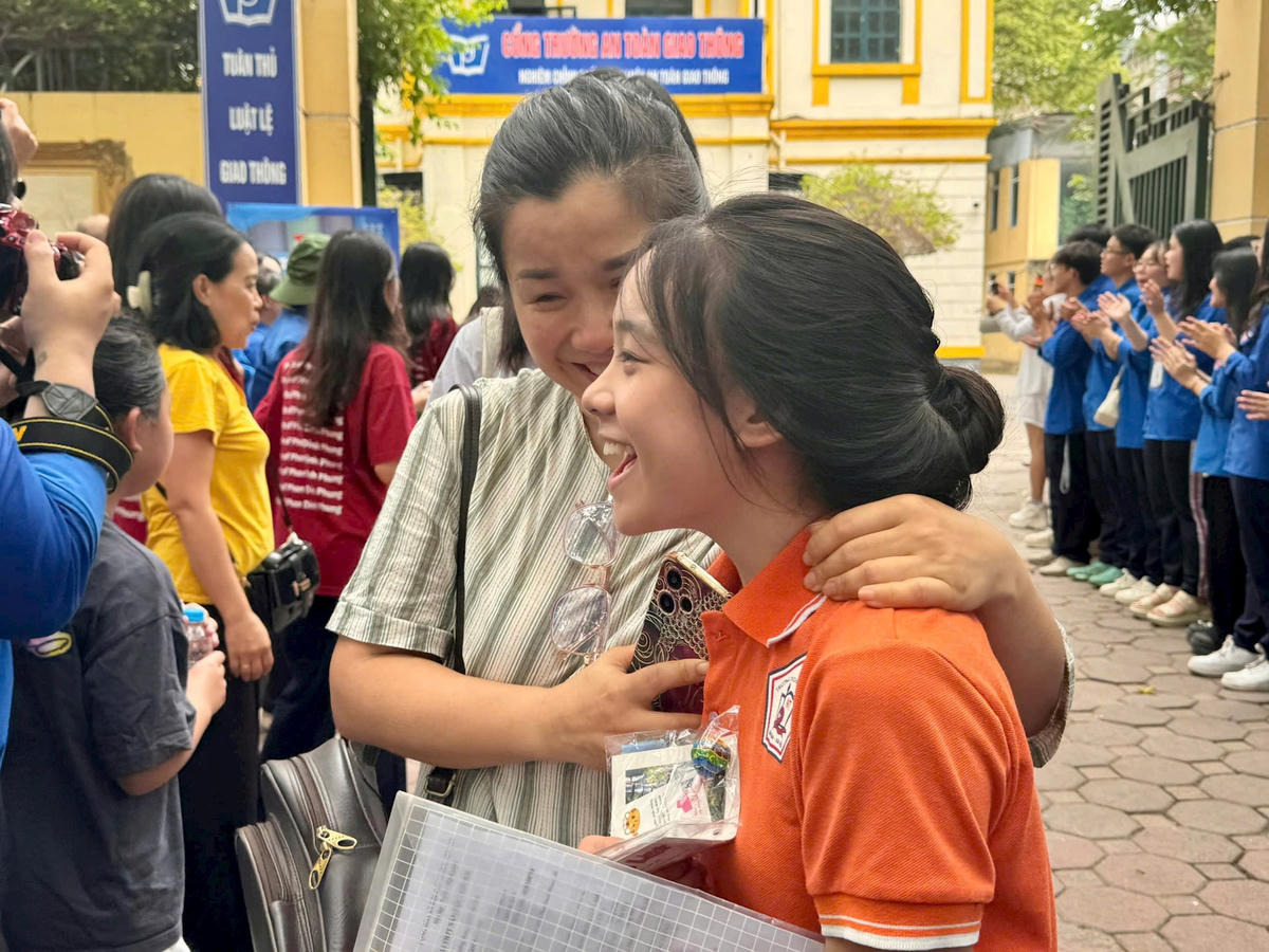 THí ính đầu tiên kết thúc bài thi môn nGữ Văn tại điểm thi THPT Phan Đình Phùng