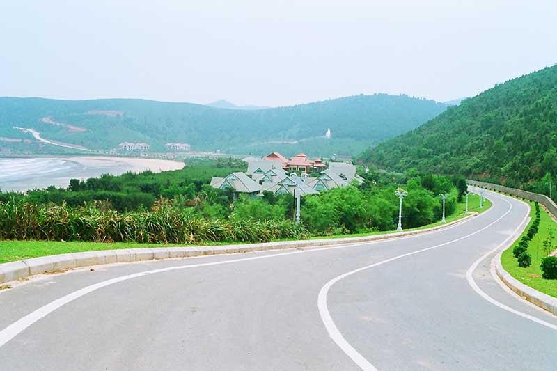 Tuyến đường dẫn vào Bãi Lữ, Nghệ An khá hiện đại, thoáng rộng. Ảnh Goky.vn.