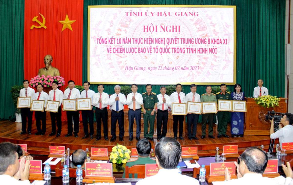 Tặng bằng khen cho các tập thể và cá nhân có thành tích xuất sắc trong 10 năm thực hiện Nghị quyết Trung ương 8 (khóa XI).
