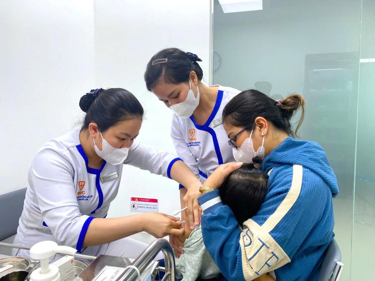 Nhiều phụ huynh đưa trẻ đi tiêm vaccine sởi miễn phí.
