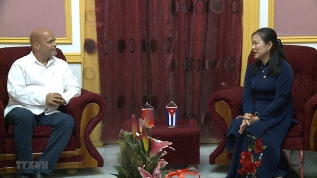 Bà Trương Thị Ngọc Ánh, Phó Chủ tịch UBTƯ MTTQ Việt Nam trao đổi với Anh hùng Cuba Gerardo Hernández Nordelo, Ủy viên Trung ương Đảng, Chủ tịch Ủy ban Bảo vệ Cách mạng Cuba. 