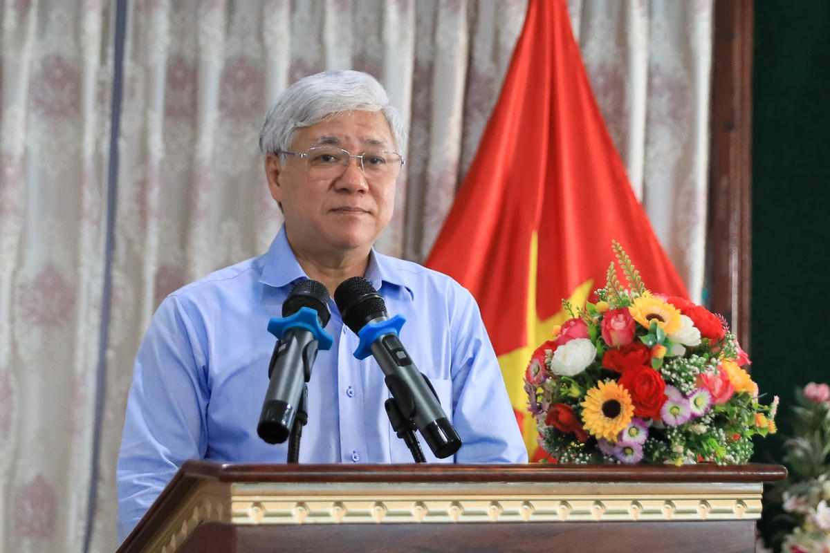 Bí thư Trung ương Đảng, Chủ tịch UBTƯ MTTQ Việt Nam Đỗ Văn Chiến trò chuyện cùng bà con kiều bào tại Tổng hội Khmer - Việt Nam tại Vương quốc Campuchia. Ảnh: Quang Vinh.