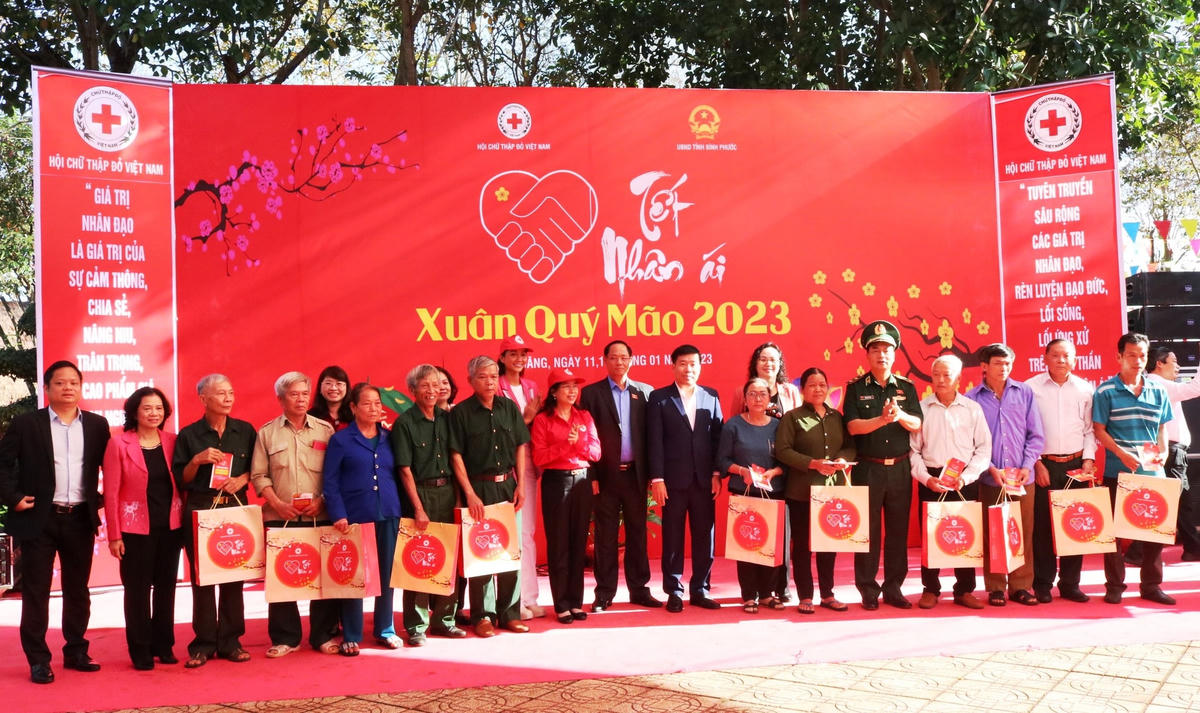 Ủy viên Trung ương Đảng, Phó Chủ tịch Quốc hội Trần Quang Phương  trao quà tại huyện Bù Đăng.