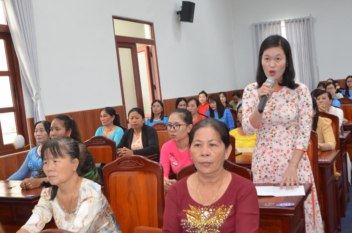 Chị Phạm Thị Mơ, Hội Liên hiệp phụ nữ huyện Phước Long phát biểu tại buổi đối thoại