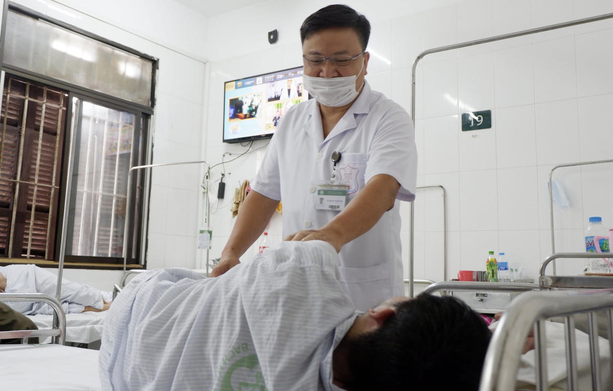 Thăm khám bệnh nhân rối loạn tâm thần tại Viện Sức khỏe tâm thần (Bệnh viện Bạch Mai). Ảnh: BVCC.