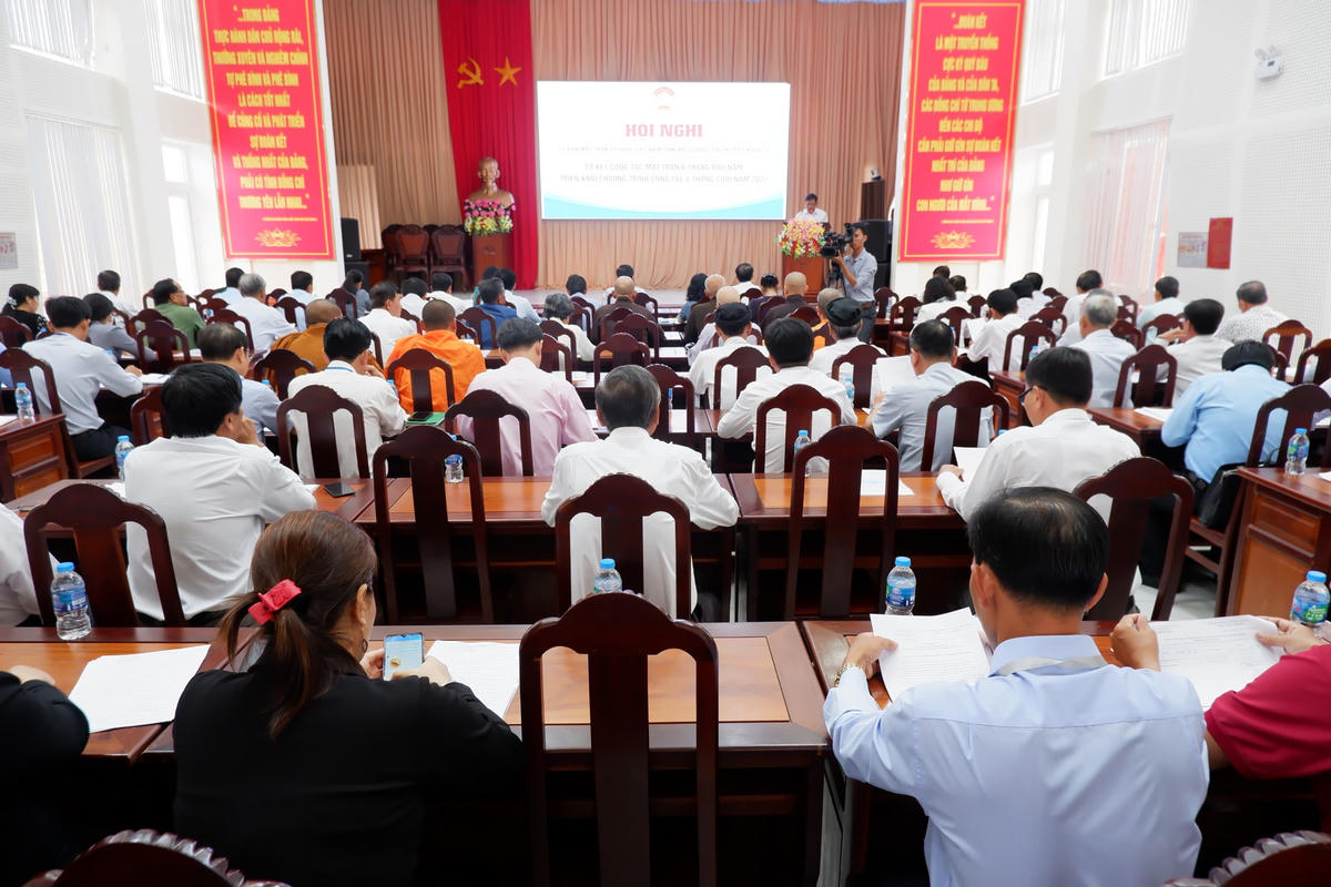 Toàn cảnh hội nghị.