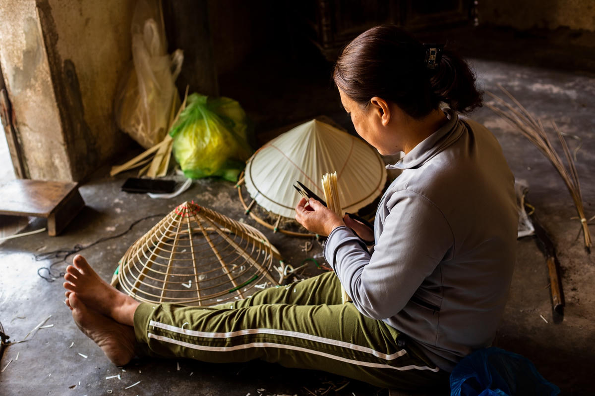 Để làm nên một chiếc nón bền, đẹp, đòi hỏi người khâu phải có đôi tay khéo léo giữ cho các lớp lá không rách và giúp chiếc nón được phẳng, không tạo nên nếp nhăn hoặc lồi lõm.