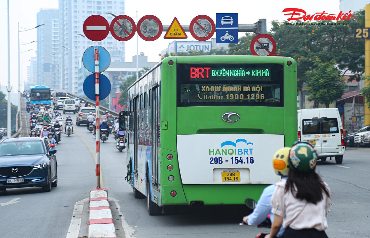 Để tạo điều kiện cho xe buýt nhanh BRT lưu thông thuận lợi, từ năm 2017, Sở GTVT Hà Nội đã cho cắm biển cấm xe máy trong khung giờ cao điểm (6h - 9h và 16h - 19h30) trên  cầu vượt Lê Văn Lương – Láng Hạ.