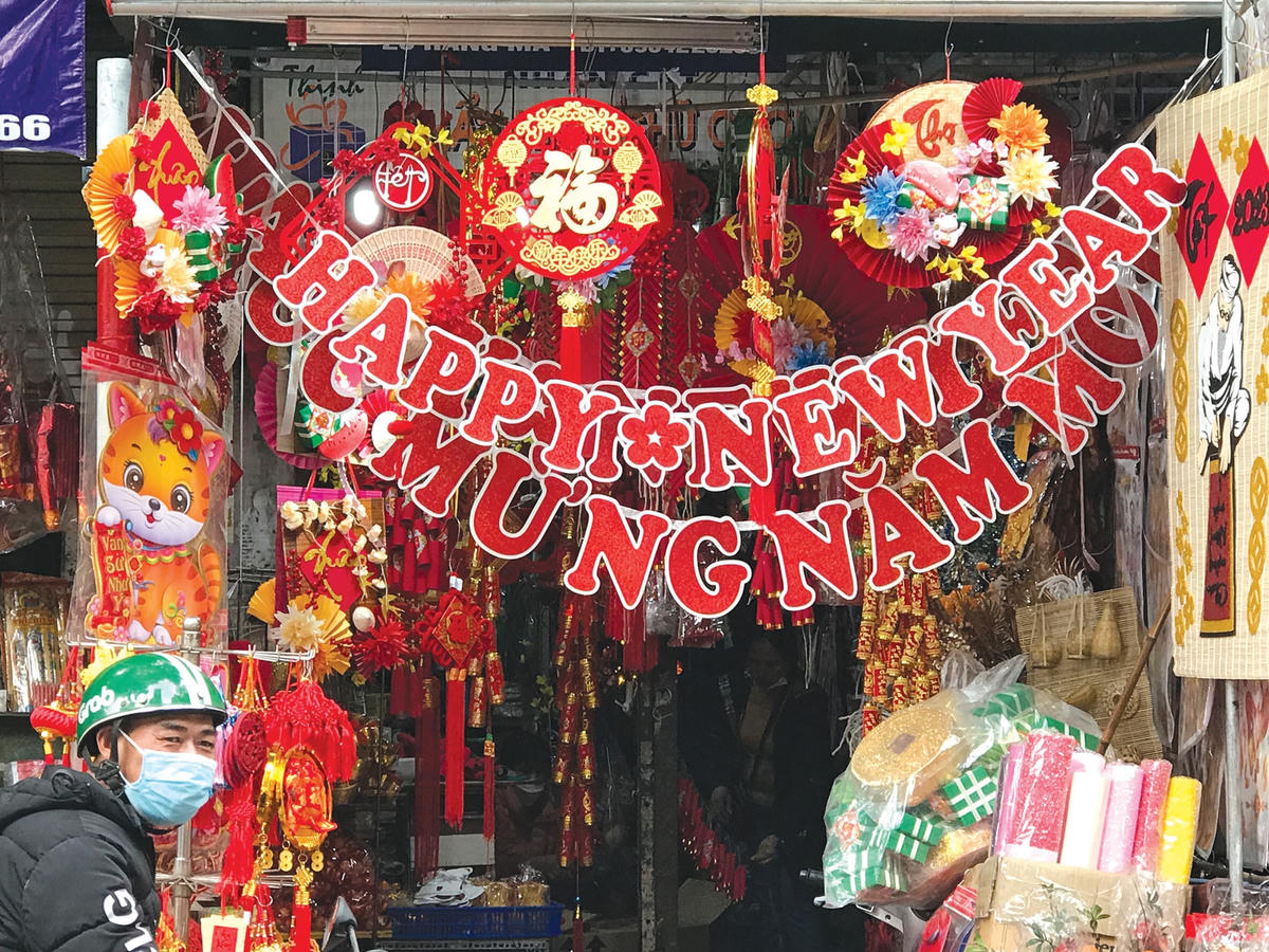Đồ trang trí đón Tết đa dạng về mẫu mã, kiểu dáng.  