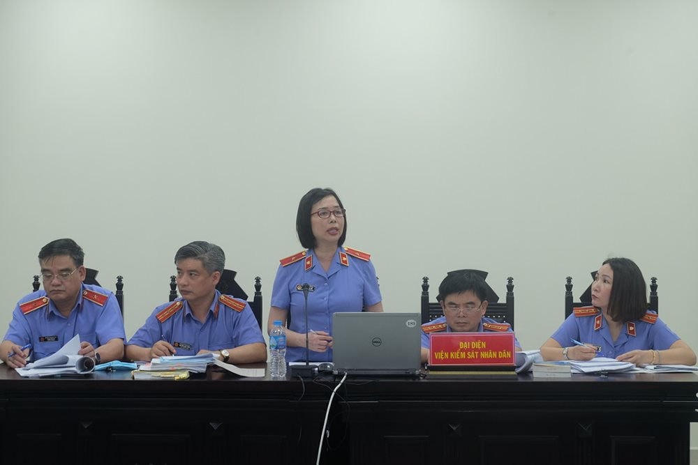 Đại diện VKSND TP Hà Nội đối đáp quan điểm của luật sư. Ảnh: Anh Hùng