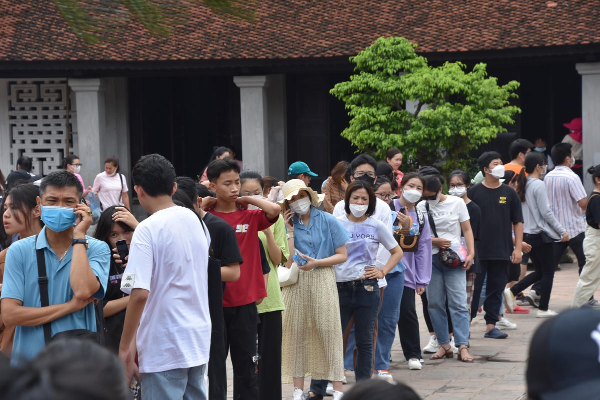 Theo đó, kỳ thi tuyển sinh vào lớp 10 công lập năm nay sẽ diễn ra vào ngày 18-19/6. Hơn 106.000 học sinh đăng ký dự thi, trong khi chỉ tiêu tuyển sinh chỉ có 69.000.