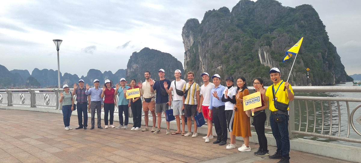 Du khách hào hứng tham gia hành trình đi bộ với quãng đường dài hơn 4km dọc đường bao biển đẹp nhất Quảng Ninh.