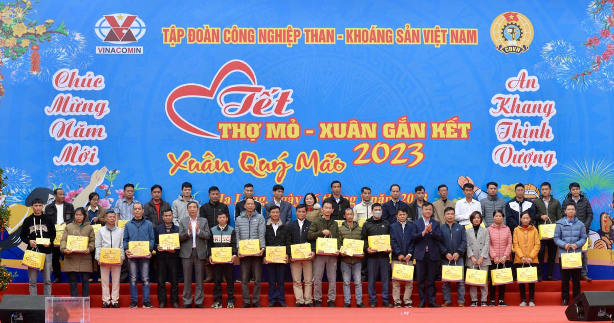 Tại chương trình, những người lao động xuất sắc, tiêu biểu hoặc có hoàn cảnh đặc biệt khó khăn đều nhận được phần quà ý nghĩa.