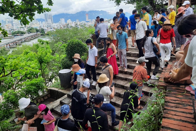 Du khách tham quan Tháp bà Ponagar.