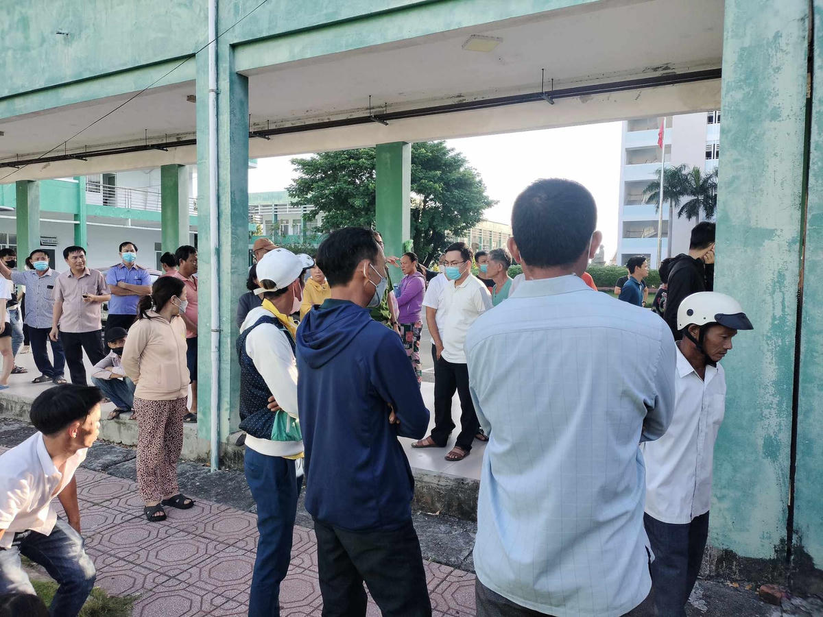 Người nhà của bị can Sự tụ tập tại Bệnh viện Đa khoa Quảng Nam.
