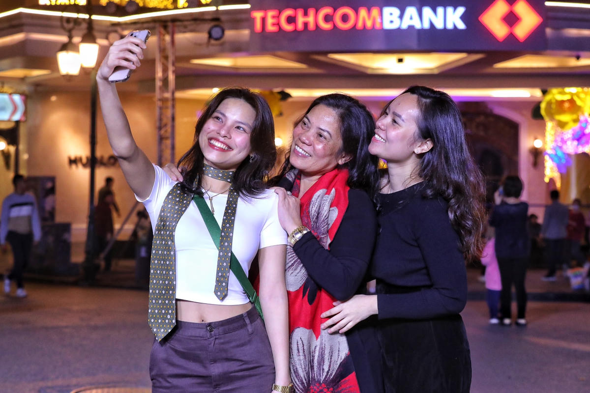 Nhiều người tranh thủ ghi lại khoảnh khắc vui vẻ trước thềm bước sang năm mới Quý Mão 2023.