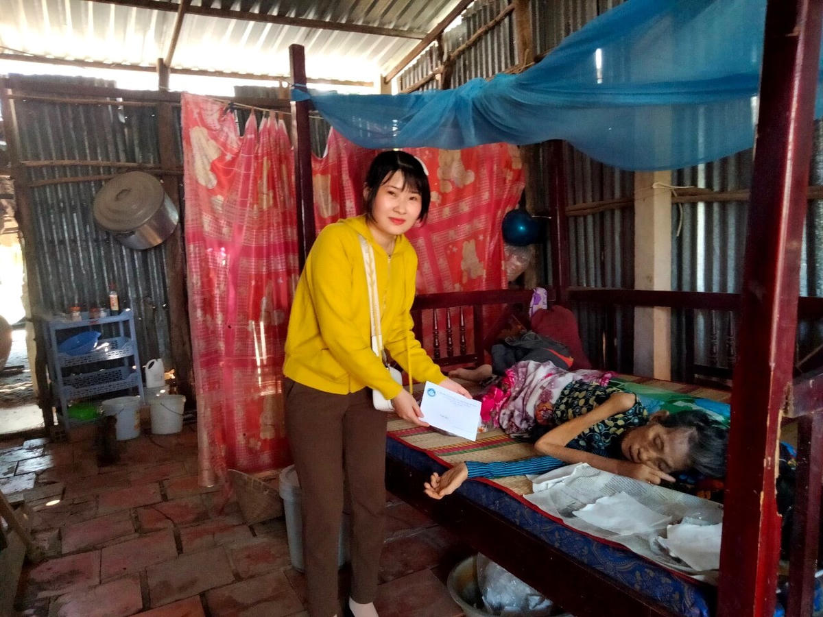 Chị Phan Thị Thúy Kiều thường xuyên thăm hỏi vận động mạnh thường quân hỗ trợ các hoàn cảnh khó khăn. 