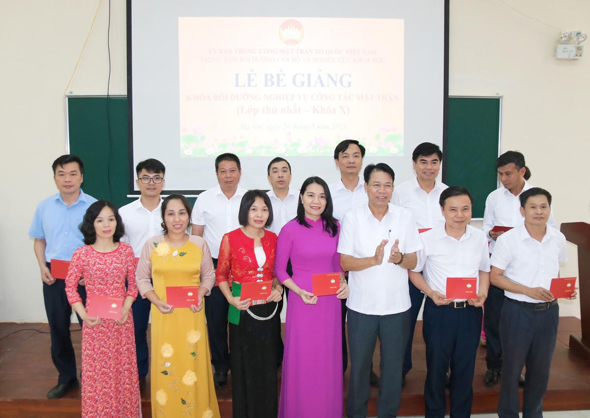 TS Lê Mậu Nhiệm, Giám đốc Trung tâm Bồi dưỡng cán bộ và Nghiên cứu khoa học UBTƯ MTTQ Việt Nam trao Giấy chứng nhận cho các học viên.