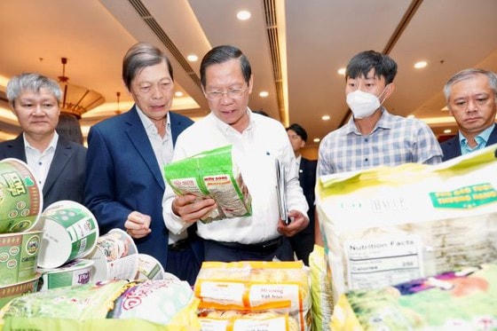 Chủ tịch UBND TP HCM  Phan Văn Mãi tham quan các gian hàng trưng bày sản phẩm của các doanh nghiệp. Ảnh: H.H.  