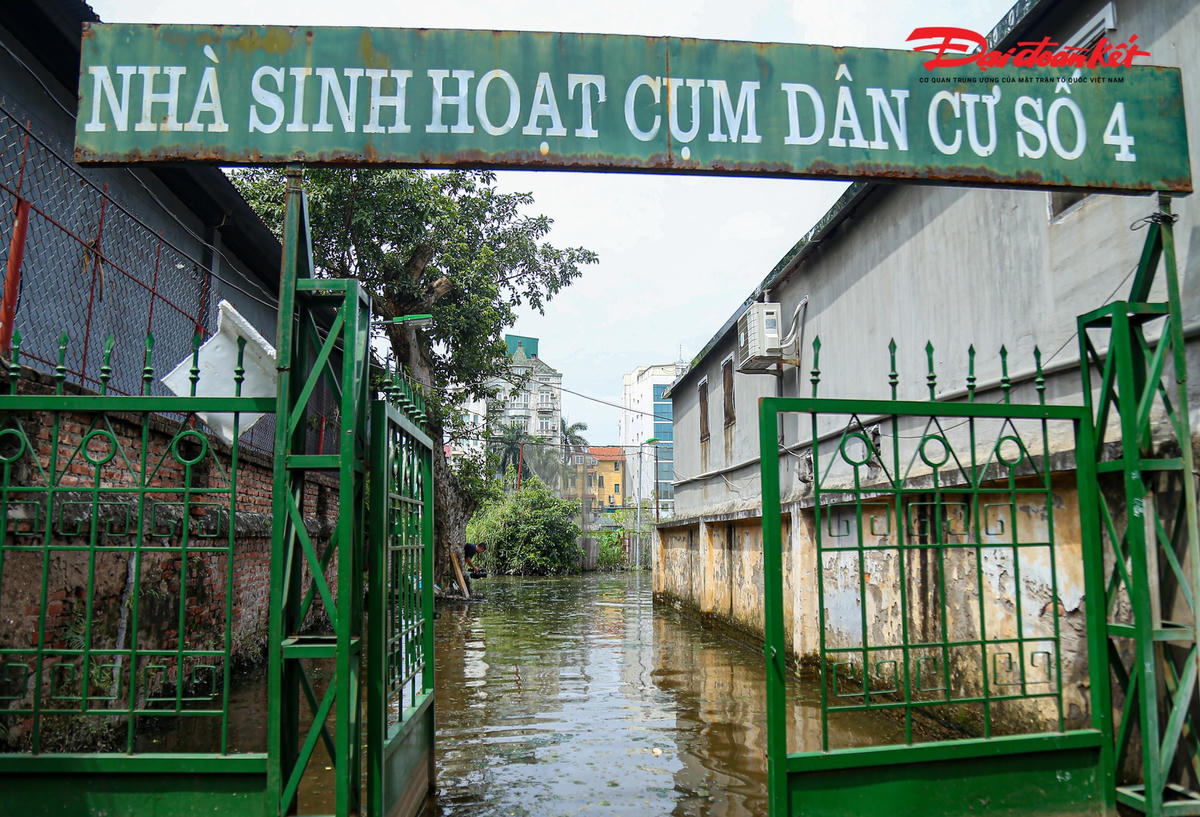 Dù đã một tuần trôi qua nhưng mực nước vẫn cao từ 20-50cm.