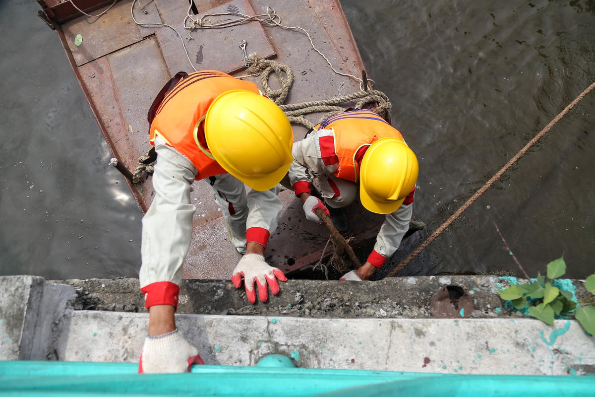 Hà Nội: Tiếp tục dọn 'rác' du thuyền Hồ Tây