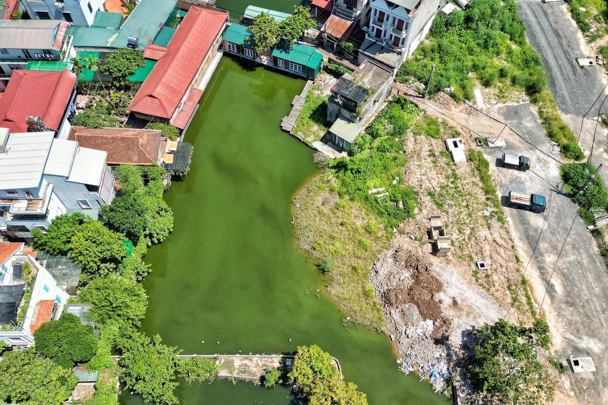 Phản ánh với PV Báo Đại Đoàn Kết, Bà Trần Thị Kim Dung (người dân thuộc tổ 11, phường Ngọc Thụy) cho biết, sau khi hồ Bà Đồ dừng san lấp khoảng hơn 1 năm nay, thì những ngày gần đây tại khu vực 2 hồ tự nhiên Xuân Quế và Sơn Thủy (hay còn gọi là hồ Bà Đồ) tiếp tục xuất hiện các xe tải chở theo bùn đất, phế thải xây dựng ngang nhiên đổ thẳng xuống lòng hồ. 
