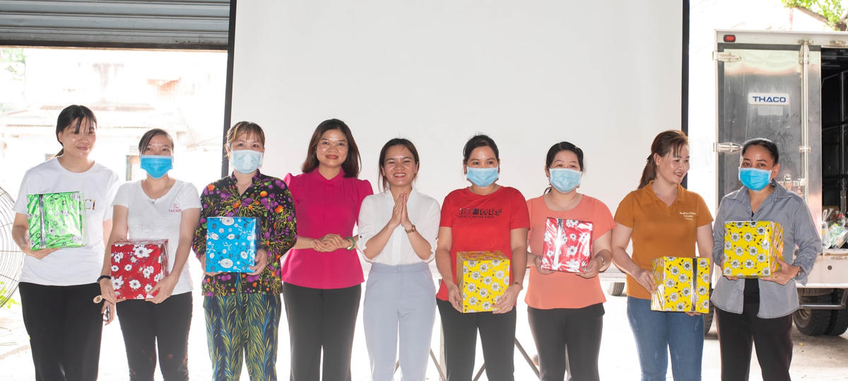 Liên đoàn Lao động quận Bình Tân, TP HCM tặng quà cho công nhân, người lao động.