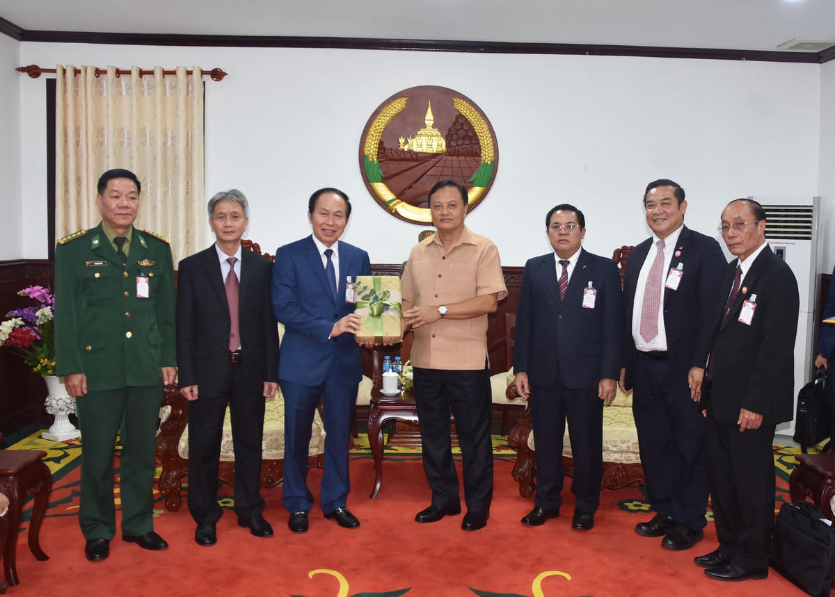Ấm áp nghĩa tình kiều bào tại Lào