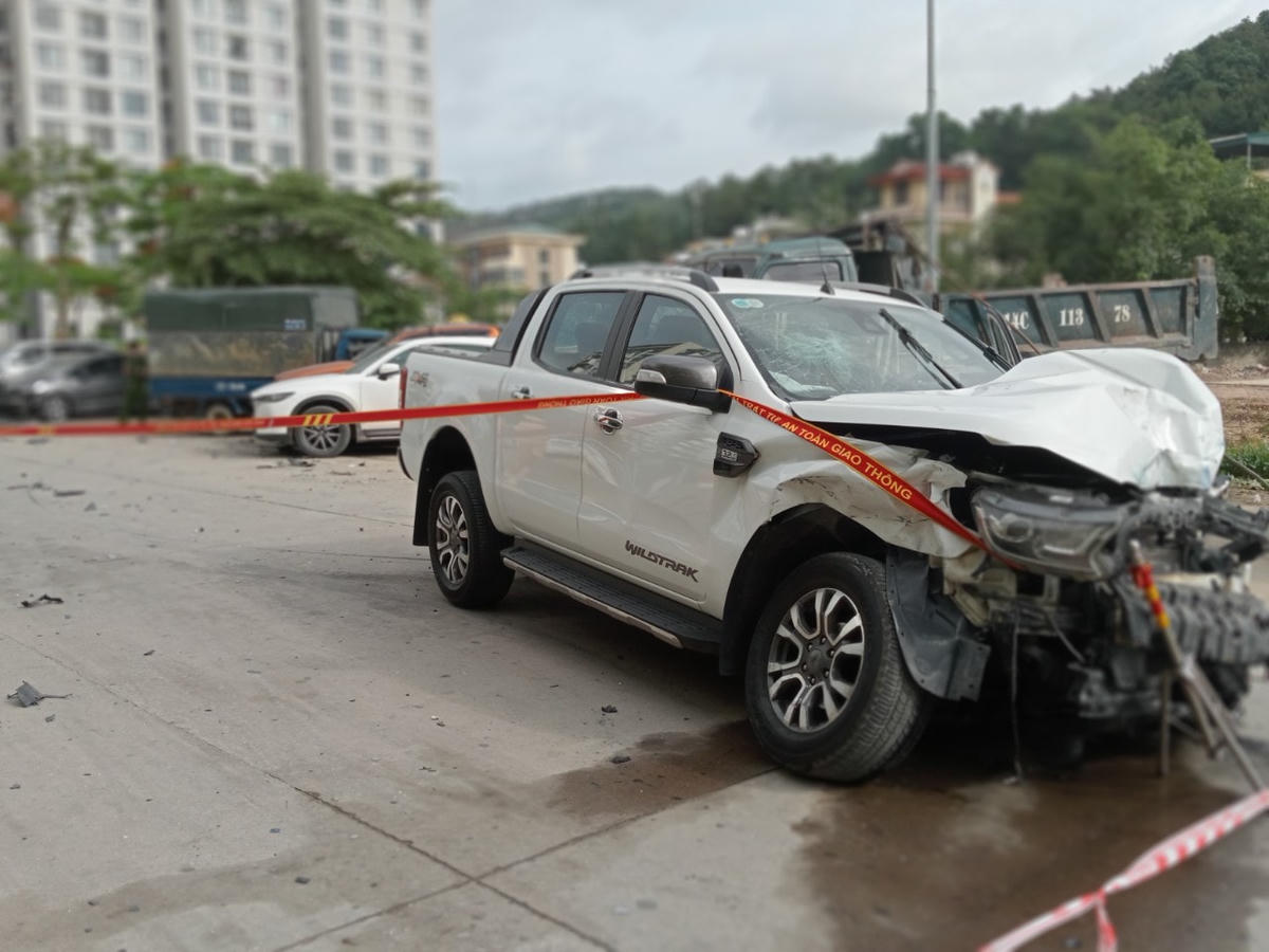 Quảng Ninh: Xe bán tải đâm hỏng hàng loạt xe ô tô đỗ bên đường