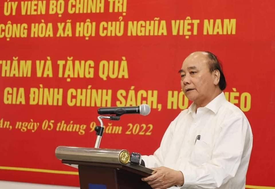 Chủ tịch nước Nguyễn Xuân Phúc tại buổi trao tặng quà cho hộ gia đình người có công, gia đình chính sách, hộ nghèo trên địa bàn huyện Hưng Nguyên.