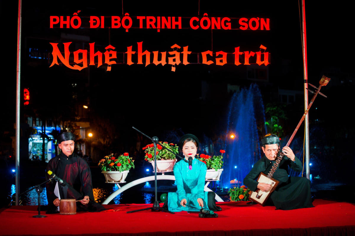 Gian hàng văn hoá cũng như các hoạt động văn hoá nghệ thuật thu hút sự quan tâm của rất nhiều người dân.