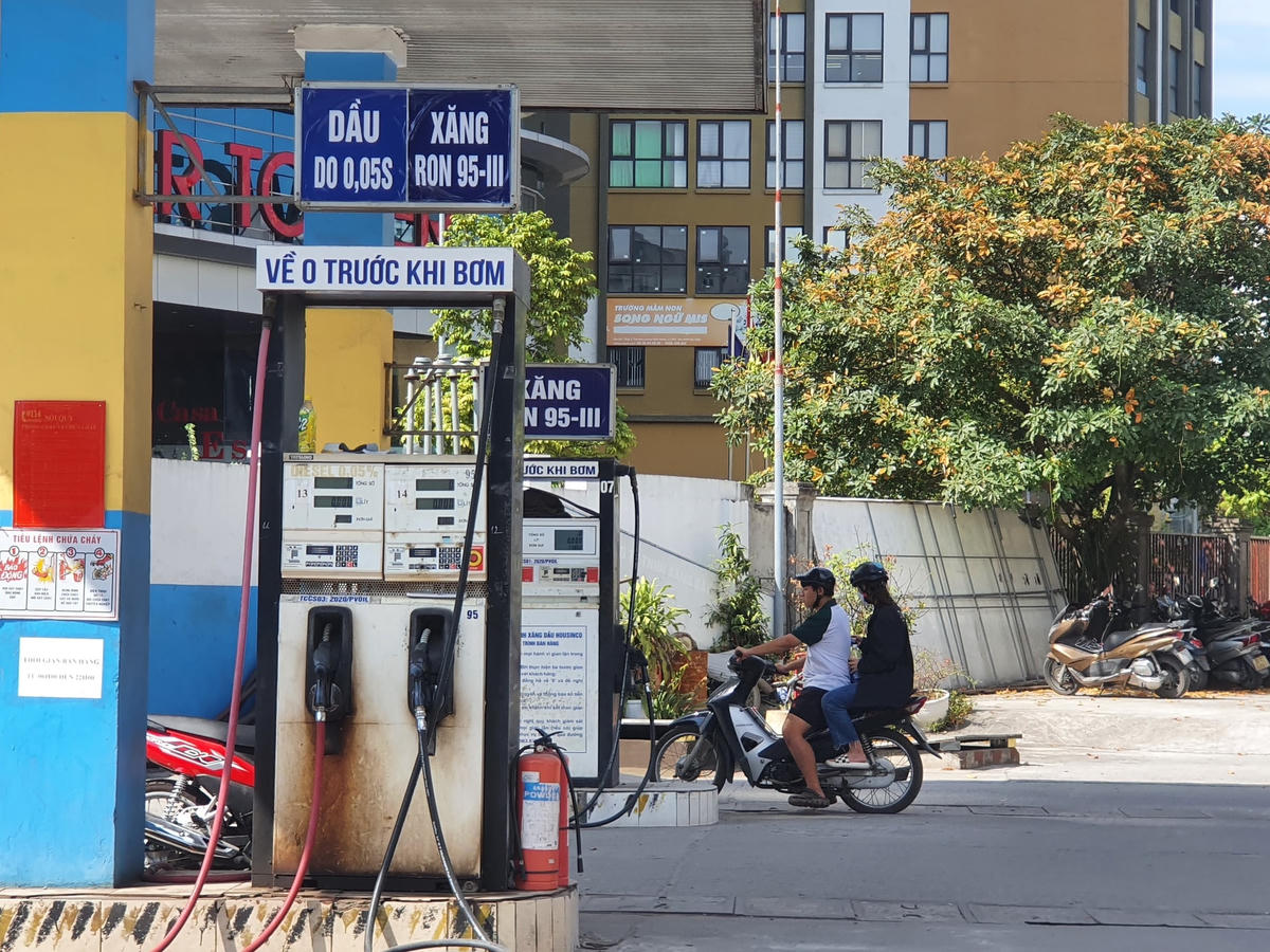 Một số cây xăng khác cũng bỗng nhiên trở nên vắng vẻ, thưa thớt phương tiện.