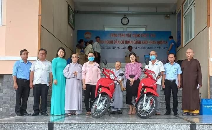 Trao phương tiện sinh kế hỗ trợ người nghèo tại Quận 8.