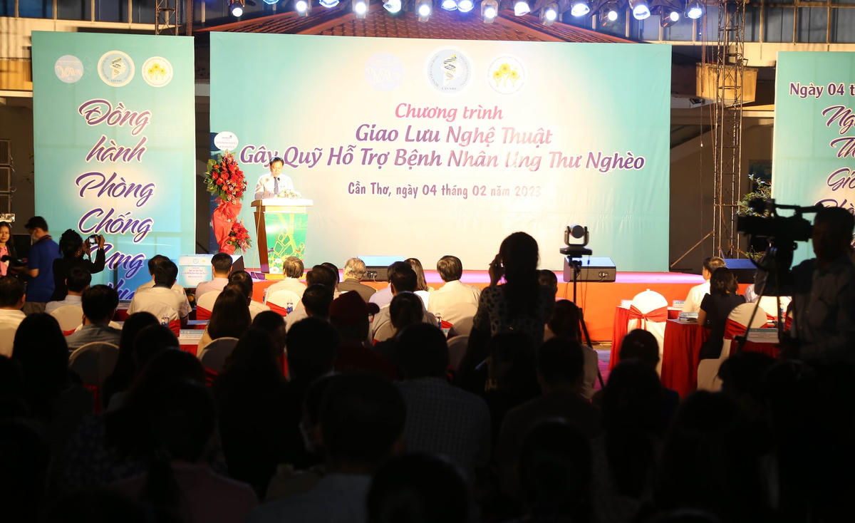 Quang cảnh Chương trình “giao lưu nghệ thuật gây quỹ hỗ trợ bệnh nhân ung thư nghèo”.