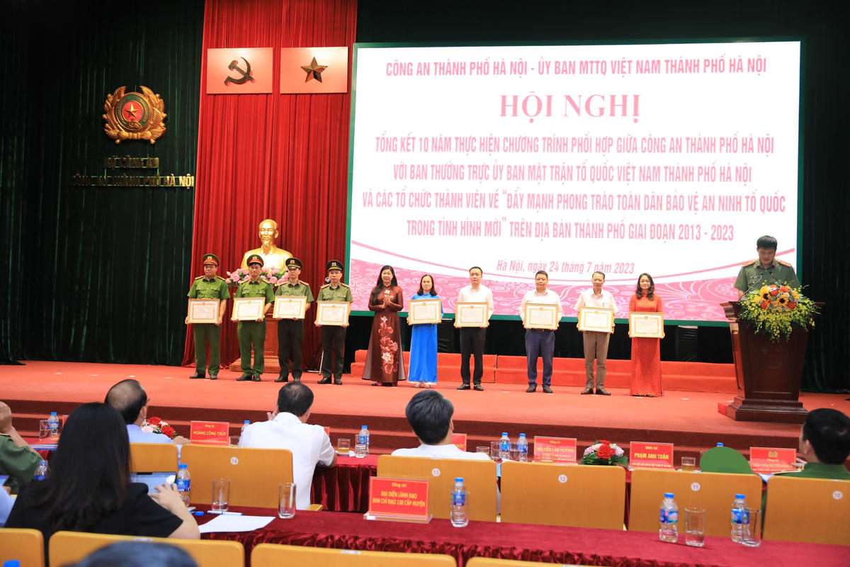 Trao bằng khen của UBND thành phố cho các cá nhân có thành tích xuất sắc trong thực hiện Chương trình phối hợp số 09.