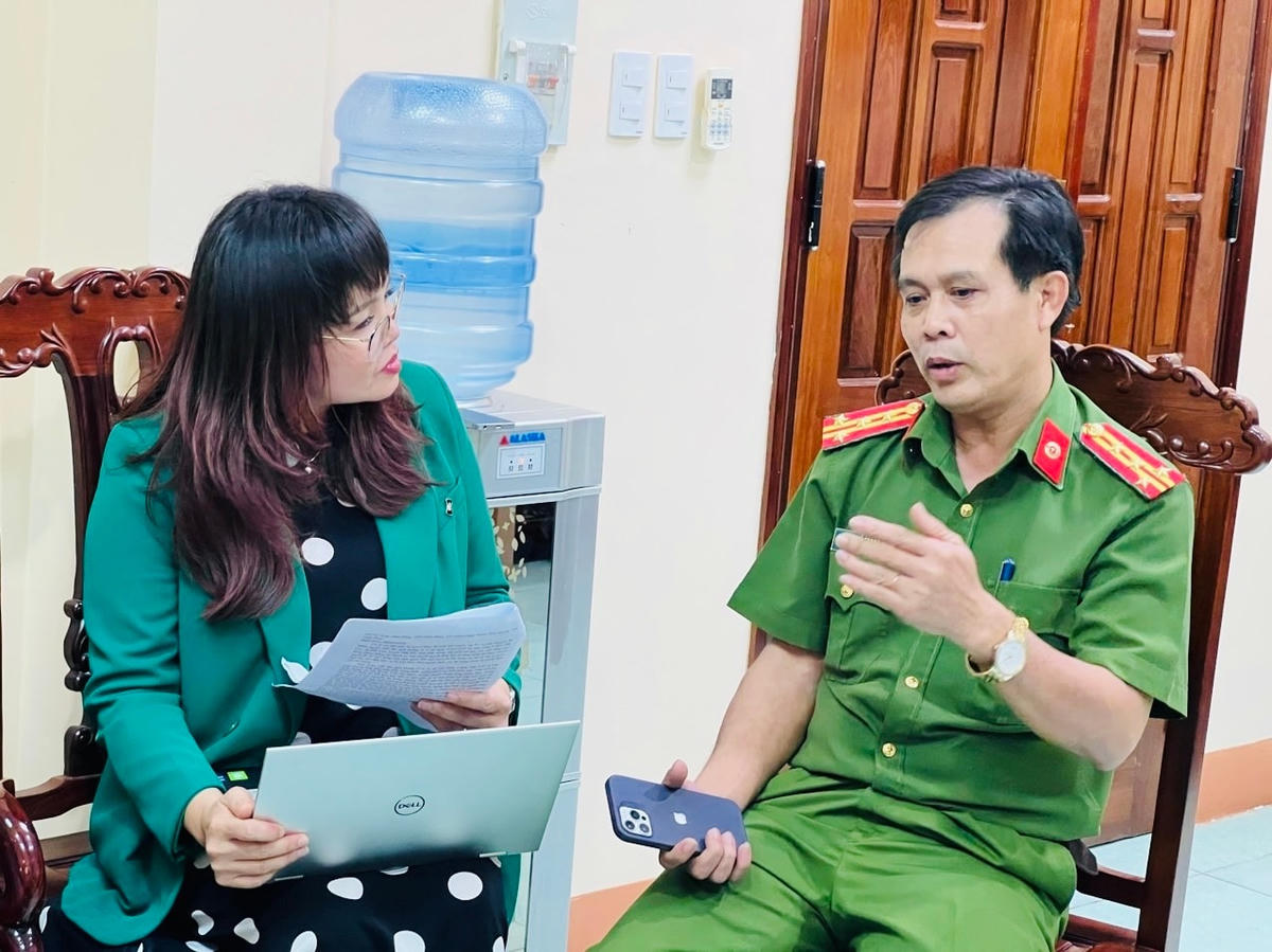 Phóng viên Báo Đại Đoàn Kết trao đổi với Đại tá Đỗ Trọng Hoãn, Trưởng Phòng Cảnh sát hình sự Công an tỉnh Đắk Nông.