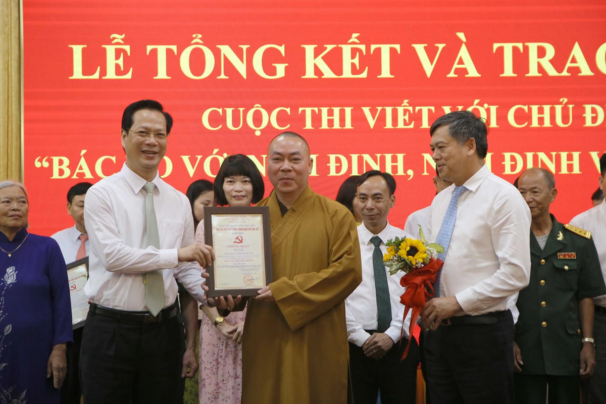 Cuộc thi nhận được sự hưởng ứng, tham gia của đông đảo cán bộ, đảng viên, các tầng lớp nhân dân trong và ngoài tỉnh Nam Định, trong đó có chức sắc các Tôn giáo. Trong ảnh: Bí thư Thành ủy Nam Định Nguyễn Anh Tuấn, Phó Chủ tịch UBND tỉnh Trần Lê Đoài trao giải cho Thượng tọa Thích Giác Vũ, trụ trì Chùa Vọng Cung, TP Nam Định.  