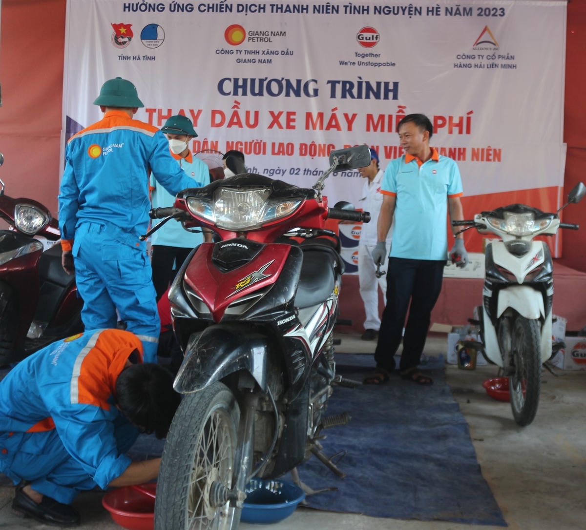 Hoạt động thay dầu nhớt miễn phí cho xe máy được nhiều người hưởng ứng.