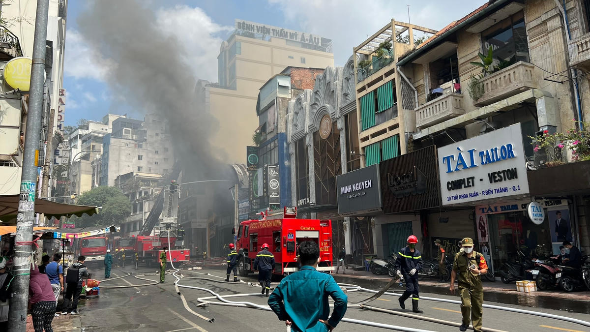 Hiện trường vụ cháy trên đường Thủ Khoa Huân, quận 1, TP HCM. (Ảnh: V.Sang).