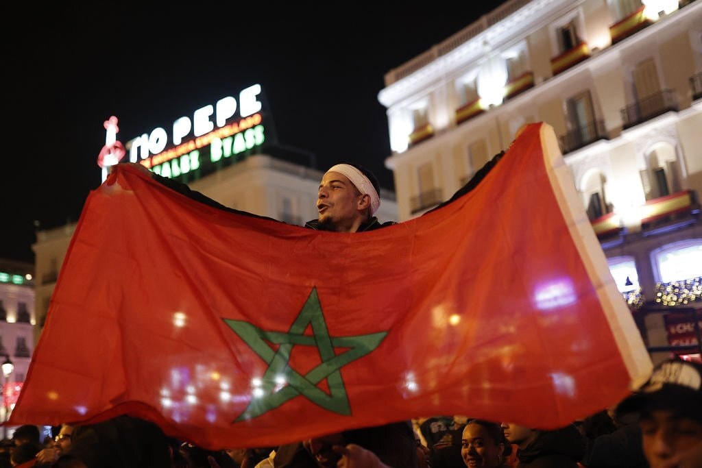Người Morocco ở khắp nơi tại châu Âu đổ ra đường mừng chiến thắng. Morocco có hàng triệu người nhập cư hoặc sinh ra tại Tây Ban Nha, Bỉ, Hà Lan, Pháp, Anh... Ảnh: Getty.