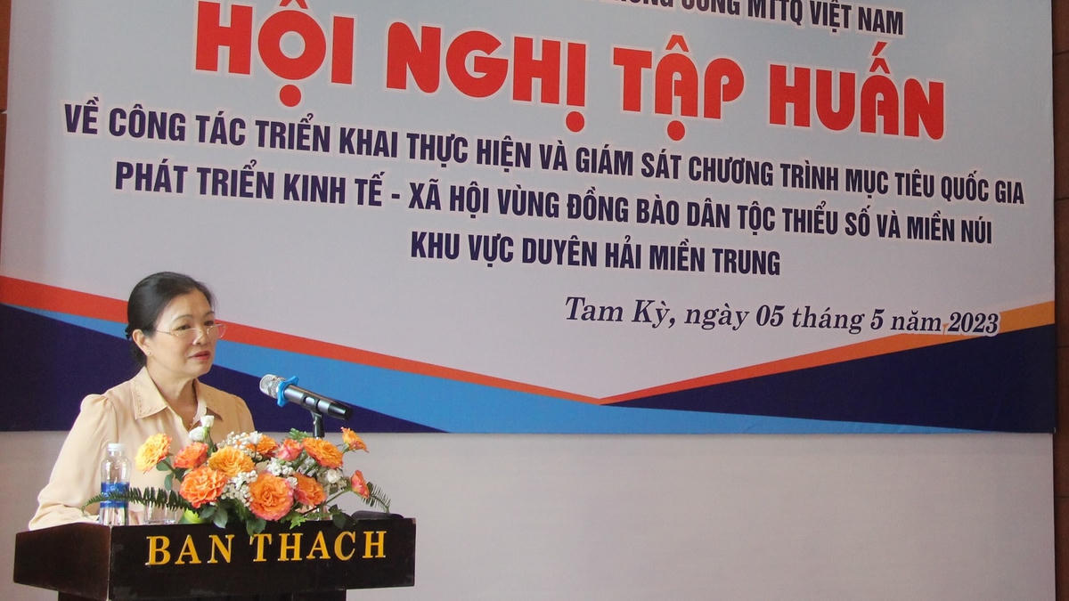 Bà Trương Thị Ngọc Ánh, Phó Chủ tịch UBTƯ MTTQ Việt Nam phát biểu khai mạc Hội nghị tập huấn.  
