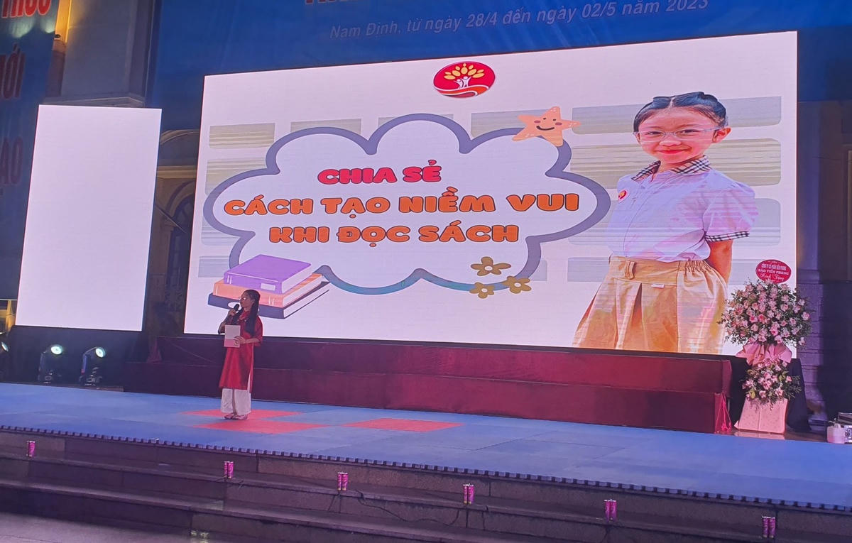 Một “diễn giả nhí” nói chuyện về sách tại sự kiện.