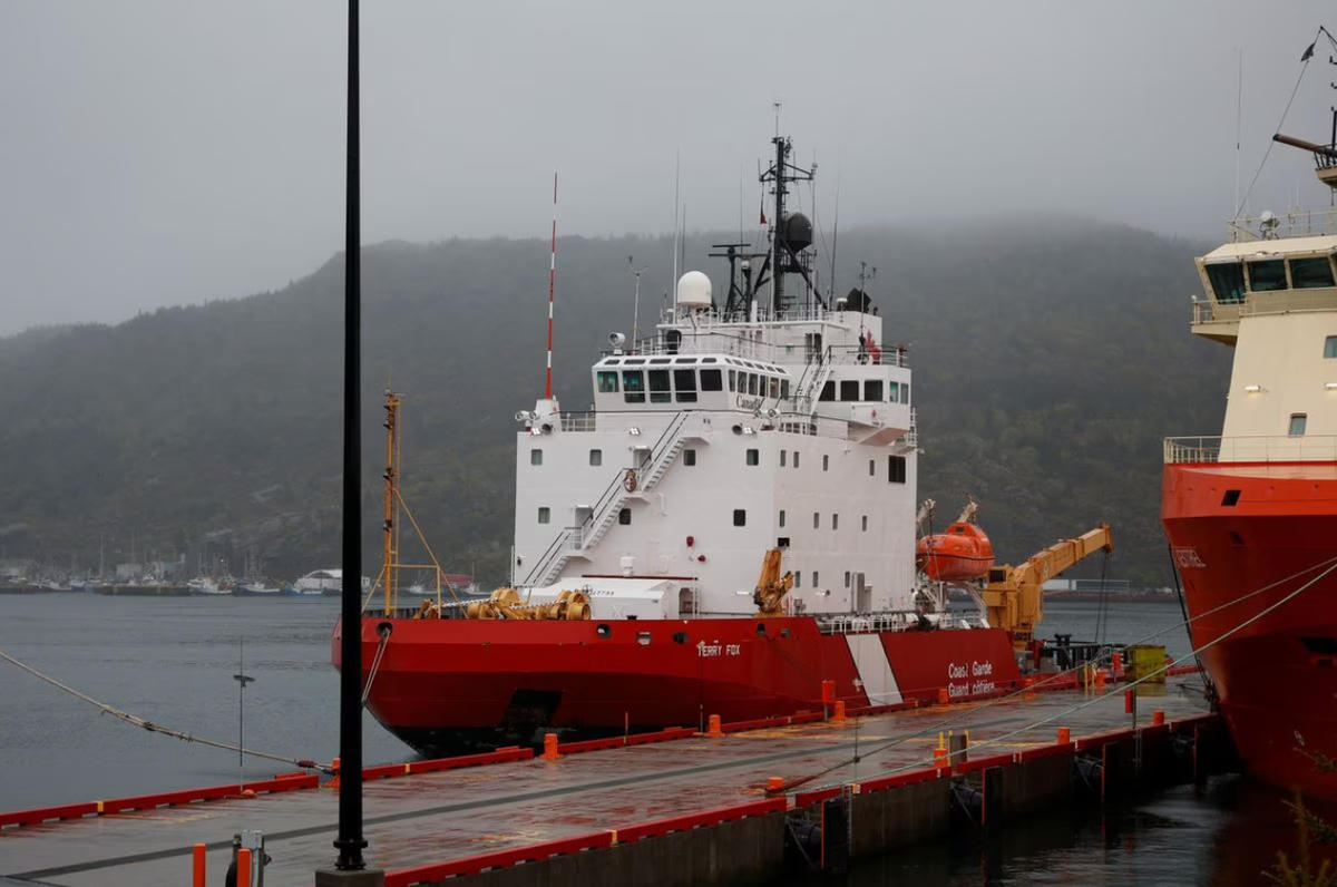 Tàu Cảnh sát biển Canada (CCGS) Terry Fox chuẩn bị lên đường hỗ trợ tìm kiếm chiếc tàu lặn OceanGate Expeditions. Tàu lặn mất tích khi đang chở 5 người khám phá xác con tàu Titanic bị chìm tại cảng St. John's, Newfoundland, Canada ngày 20/6. Ảnh: Reuters.