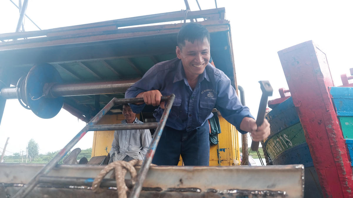 Thuyền cá đậu ở bãi để chờ sửa chữa.  