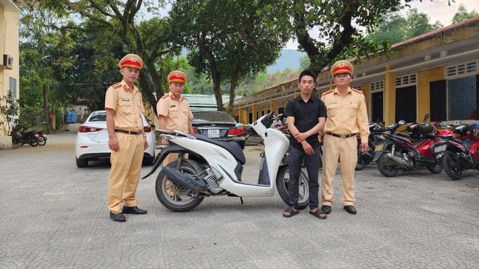 Nguyễn Thế Anh và xe máy SH được Công an huyện Phú Lộc (Thừa Thiên - Huế) bàn giao cho Trạm CSGT cửa ô Hòa Hiệp (Đà Nẵng) chiều 20/3. Ảnh: CSGT Đà Nẵng.