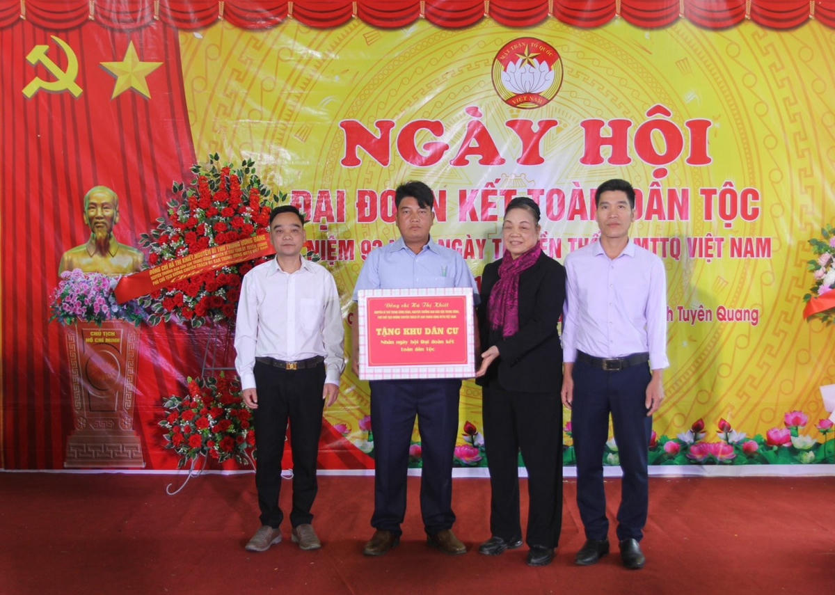 Bà Hà Thị Khiết, nguyên Bí thư Trung ương Đảng, nguyên Trưởng Ban Dân vận Trung ương, Phó Chủ tịch không chuyên trách UBTƯ MTTQ Việt Nam tặng quà khu dân cư.