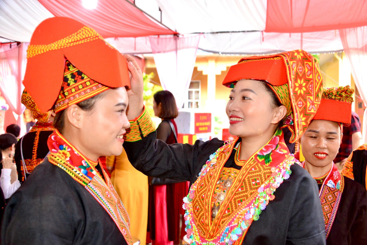 Những cô gái Dao Lù Gang ở xã Mẫu Sơn xúng xính quần áo truyền thống dân tộc đến dự Ngày hội.