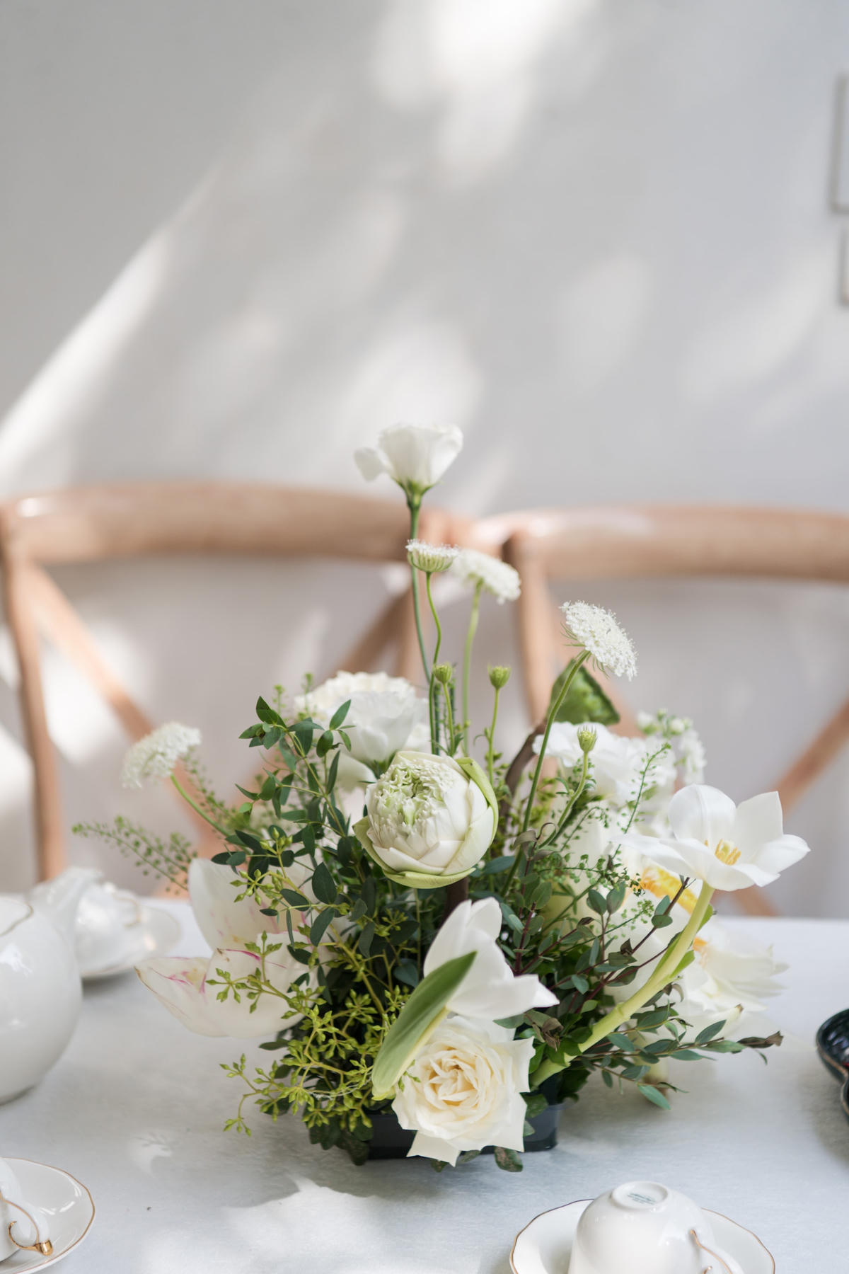 Không gian lễ ăn hỏi được trang trí bằng trúc và sen.