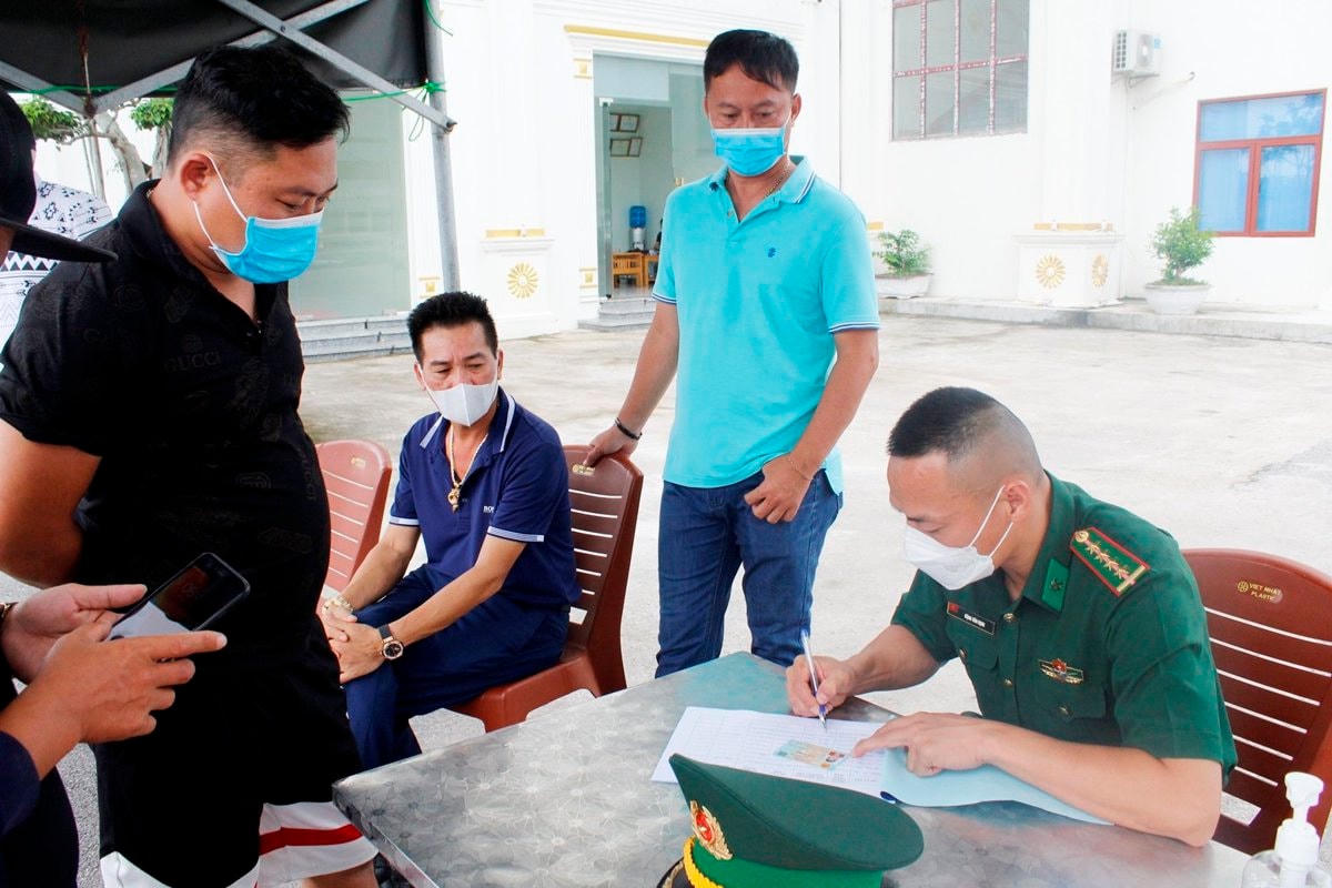 Lực lượng liên ngành thực hiện xét nghiệm nhanh kháng nguyên (test nhanh) và ghi thông tin toàn bộ người vào khu vực cửa khẩu Ka Long. Ảnh: Trung tâm TT&VH Móng Cái.
