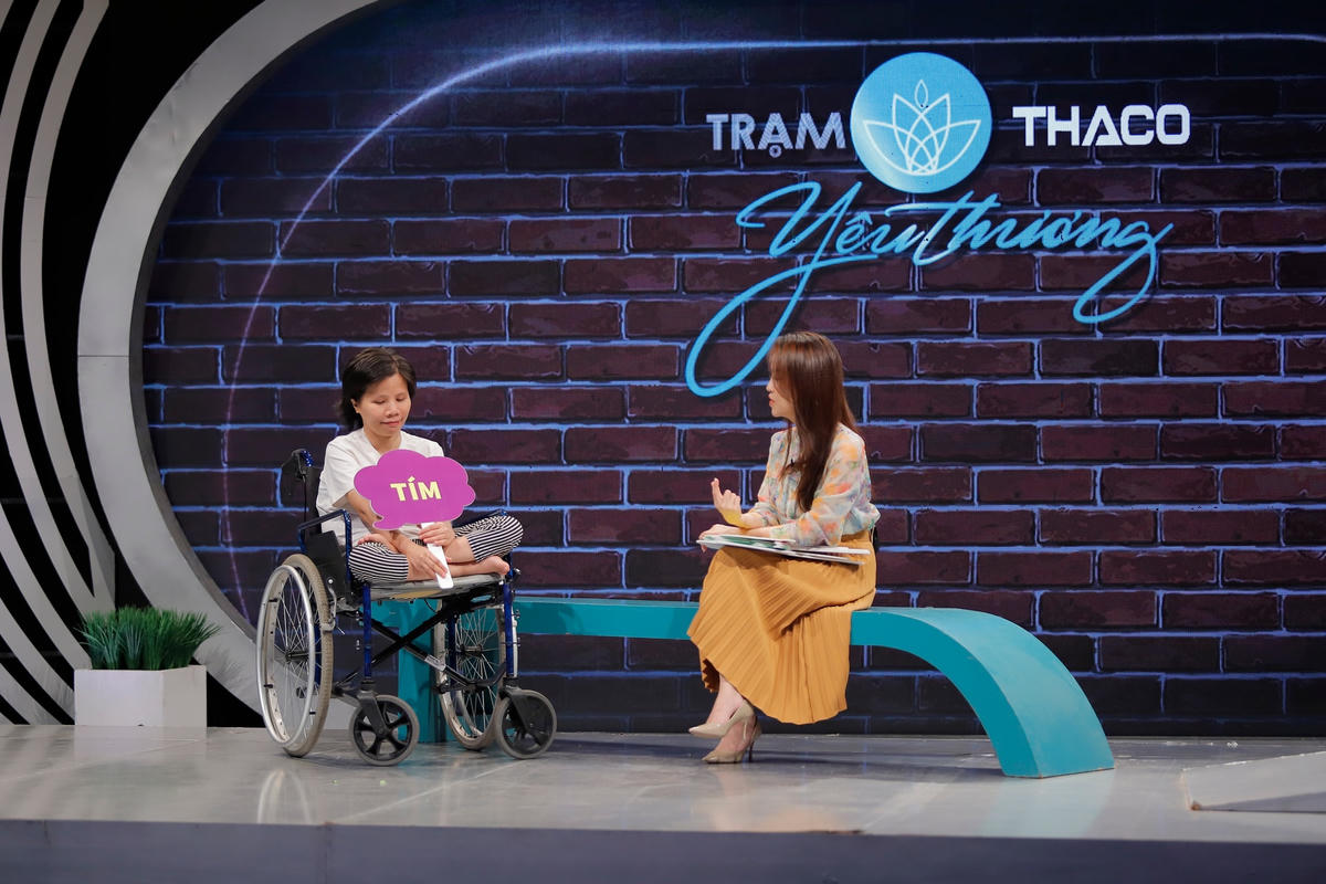 Vượt lên trên nghịch cảnh, Bình trở thành hoạ sĩ và vẽ nên bức tranh rực rỡ của cuộc đời mình bằng sự lạc quan và niềm tin vào cuộc sống.